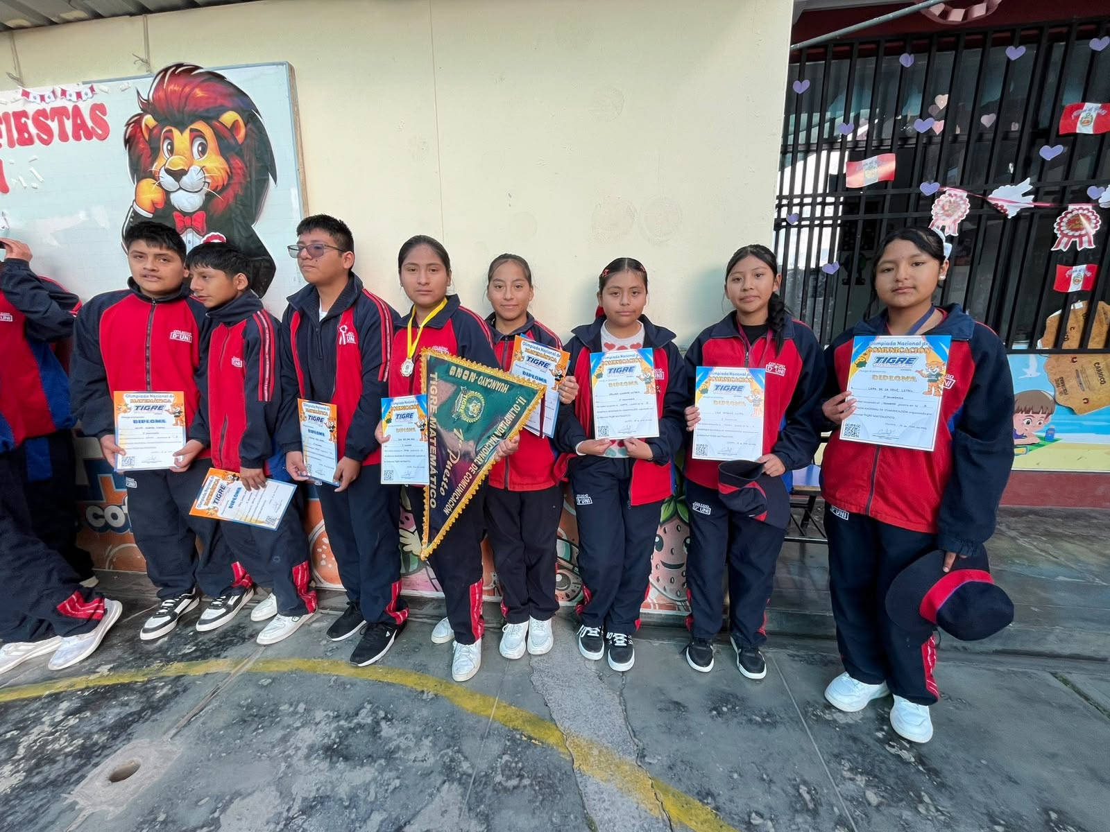 Estudiantes del Colegio D'UNI con diplomas de la Olimpiada Nacional TIGRE