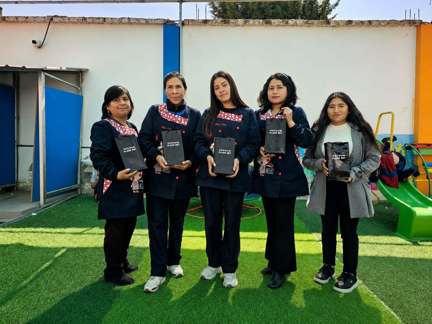 Personal del Colegio D'UNI en actividad institucional