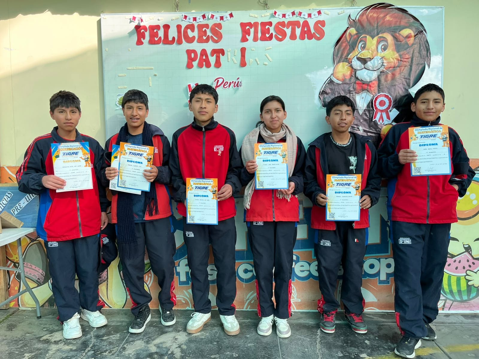 Estudiantes de secundaria D'UNI con diplomas de la Olimpiada Nacional TIGRE de Matemática y Comunicación