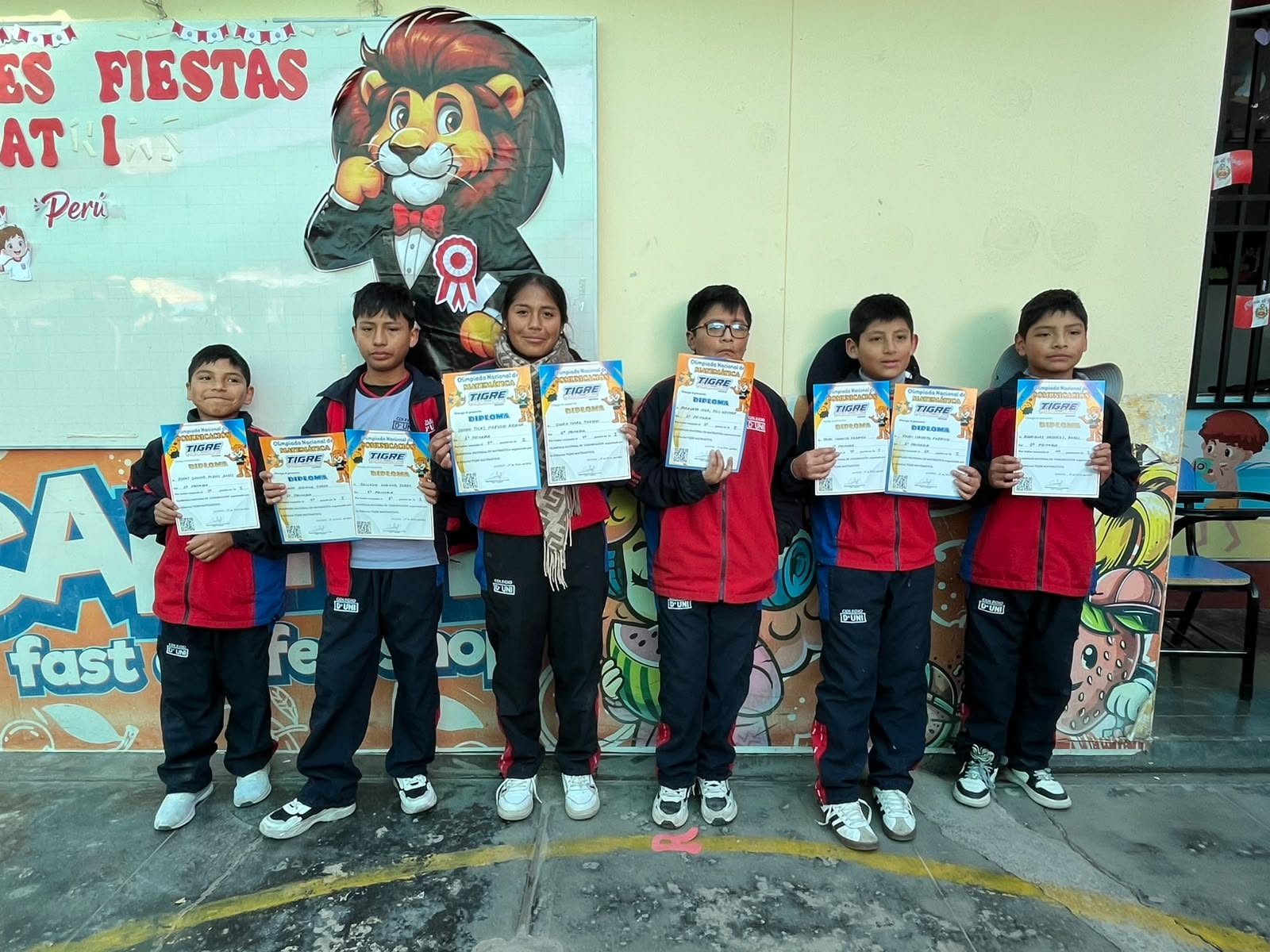 Estudiantes de primaria D'UNI con diplomas de la Olimpiada Nacional TIGRE de Matemática y Comunicación